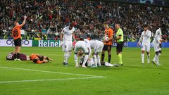 Rüdiger wie auch Trubin und ein weiterer Donezker Spieler bleiben danach verletzt auf dem Rasen liegen.