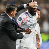 Rüdiger zieht sich eine "ziemlich lange" Platzwunde am Auge zu, wie es Real-Trainer Carlo Ancelotti nach dem Spiel ausdrückt. Er wird von einem Betreuer vom Platz geführt.