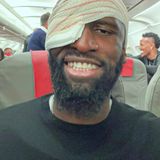 Später postete Rüdiger ein Selfie aus dem Flieger.  "Was dich nicht tötet, macht dich stärker", schrieb der 29-Jährige nach Mitternacht dazu und beruhigte die Fans: "Ich bin okay. Danke für all eure Nachrichten."