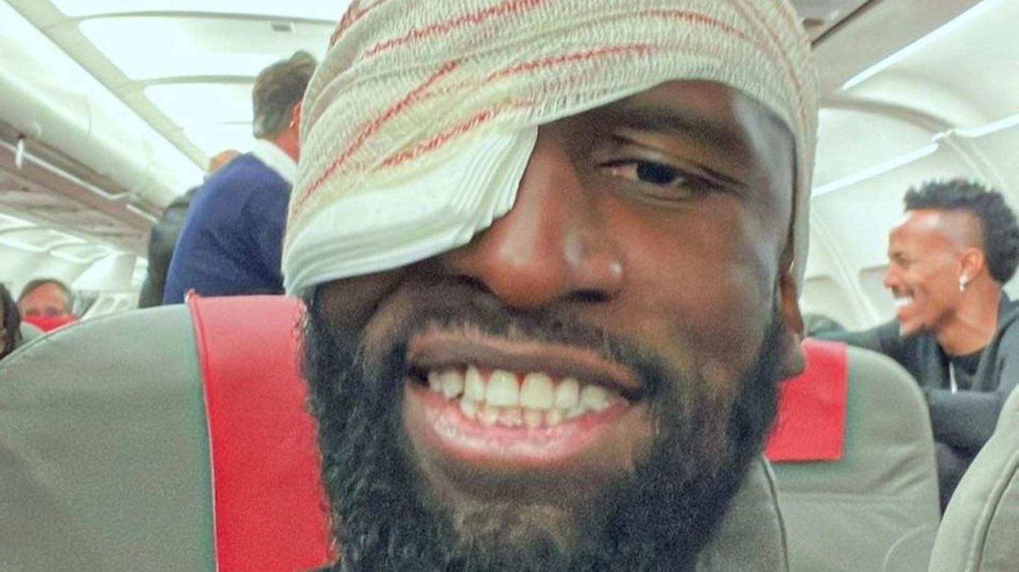 Später postete Rüdiger ein Selfie aus dem Flieger.  "Was dich nicht tötet, macht dich stärker", schrieb der 29-Jährige nach Mitternacht dazu und beruhigte die Fans: "Ich bin okay. Danke für all eure Nachrichten."
