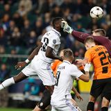 In Warschau läuft die 5. Minute der Nachspielzeit im Spiel von Real Madrid gegen Schachtar Donezk. Die Spanier liegen mit 0:1 zurück, als Toni Kroos noch einmal eine Flanke in den Strafraum der Ukrainer bringt. Antonio Rüdiger köpft den Ball tatsächlich zum 1:1-Ausgleich ins Tor, wird aber ...