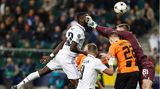 In Warschau läuft die 5. Minute der Nachspielzeit im Spiel von Real Madrid gegen Schachtar Donezk. Die Spanier liegen mit 0:1 zurück, als Toni Kroos noch einmal eine Flanke in den Strafraum der Ukrainer bringt. Antonio Rüdiger köpft den Ball tatsächlich zum 1:1-Ausgleich ins Tor, wird aber ...