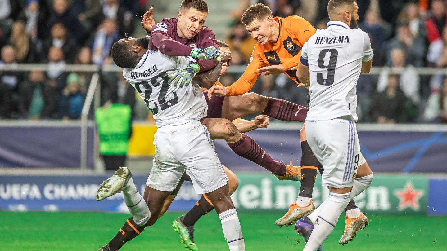 ... auf unsanfte Weise vom Donezk-Keeper Anatoliy Trubin abgeräumt. Beide Profis rasseln dabei mit den Köpfen heftig aneinander.