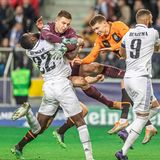 ... auf unsanfte Weise vom Donezk-Keeper Anatoliy Trubin abgeräumt. Beide Profis rasseln dabei mit den Köpfen heftig aneinander.