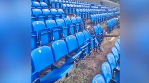 Gruseliger Lost Place: Natur erobert verlassenes Fußballstadion zurück