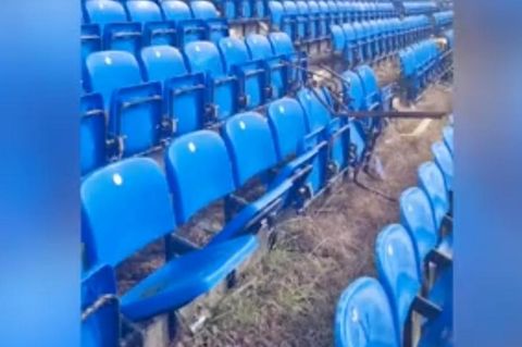 Gruseliger Lost Place: Natur erobert verlassenes Fußballstadion zurück