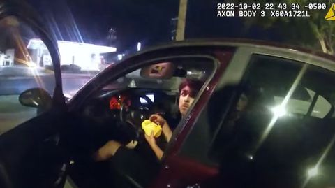 Bodycam-Aufnahme aus den USA: Ein Teenager sitzt in einem Auto und isst Burger.