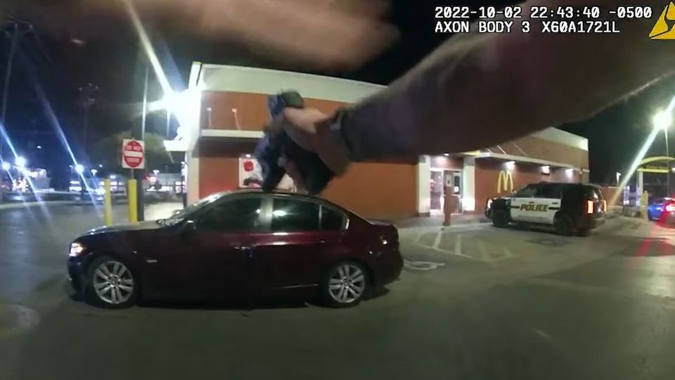 USA Texas San Antonio Schüsse Bodycam Bodycam-Aufnahme aus den USA: Ein Polizist schießt mit seiner Dienstwaffe auf ein Auto.