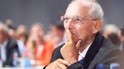 Wolfgang Schäuble mit Finger am Mund