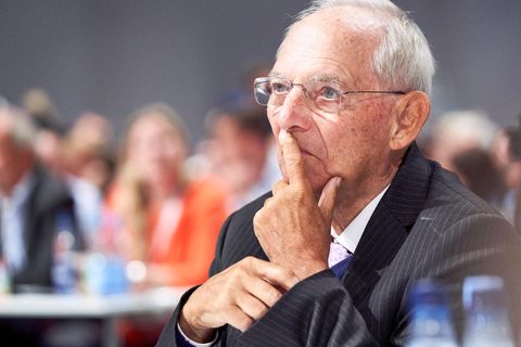 Wolfgang Schäuble mit Finger am Mund