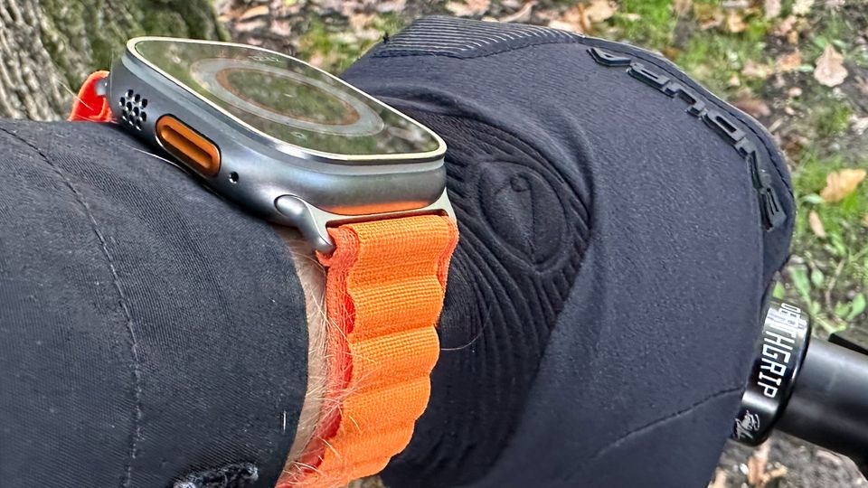 Apple Watch Ultra: Der Action Button lässt sich vom Nutzer relativ frei belegen. Hält man ihn gedrückt, löst er auf Wunsch auch eine Sirene aus Der Action Button lässt sich vom Nutzer relativ frei belegen. Hält man ihn gedrückt, löst er auf Wunsch auch eine Sirene aus