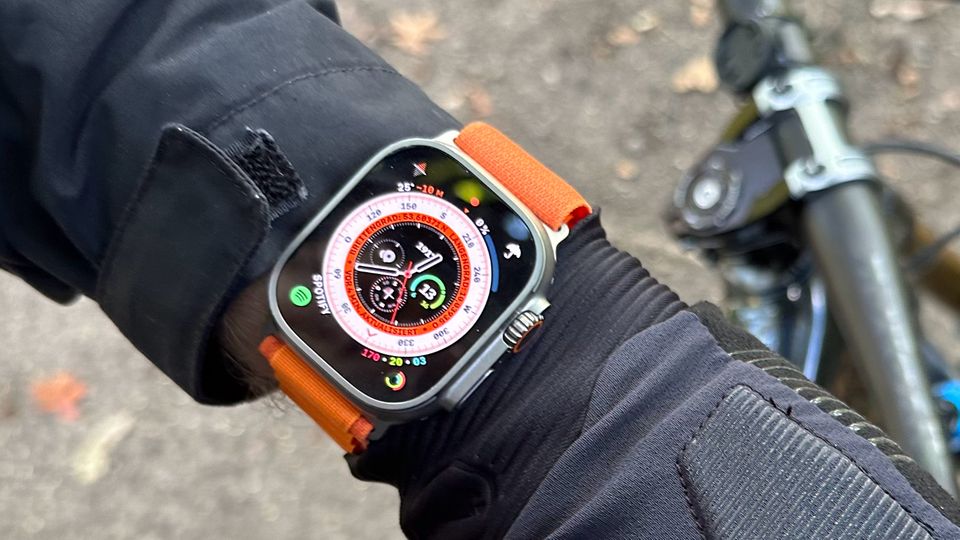 Das neue Watchface beinhaltet einen sich stetig drehenden Kompass. Mit dem sehr hellen Display ist die Apple Watch Ultra auch draußen hervorragend abzulesen