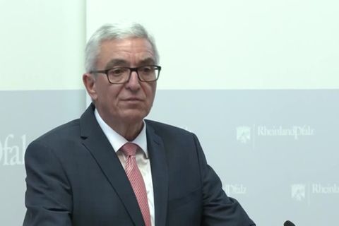 Video: Nach Flutkatastrophe: Innenminister von Rheinland-Pfalz tritt zurück
