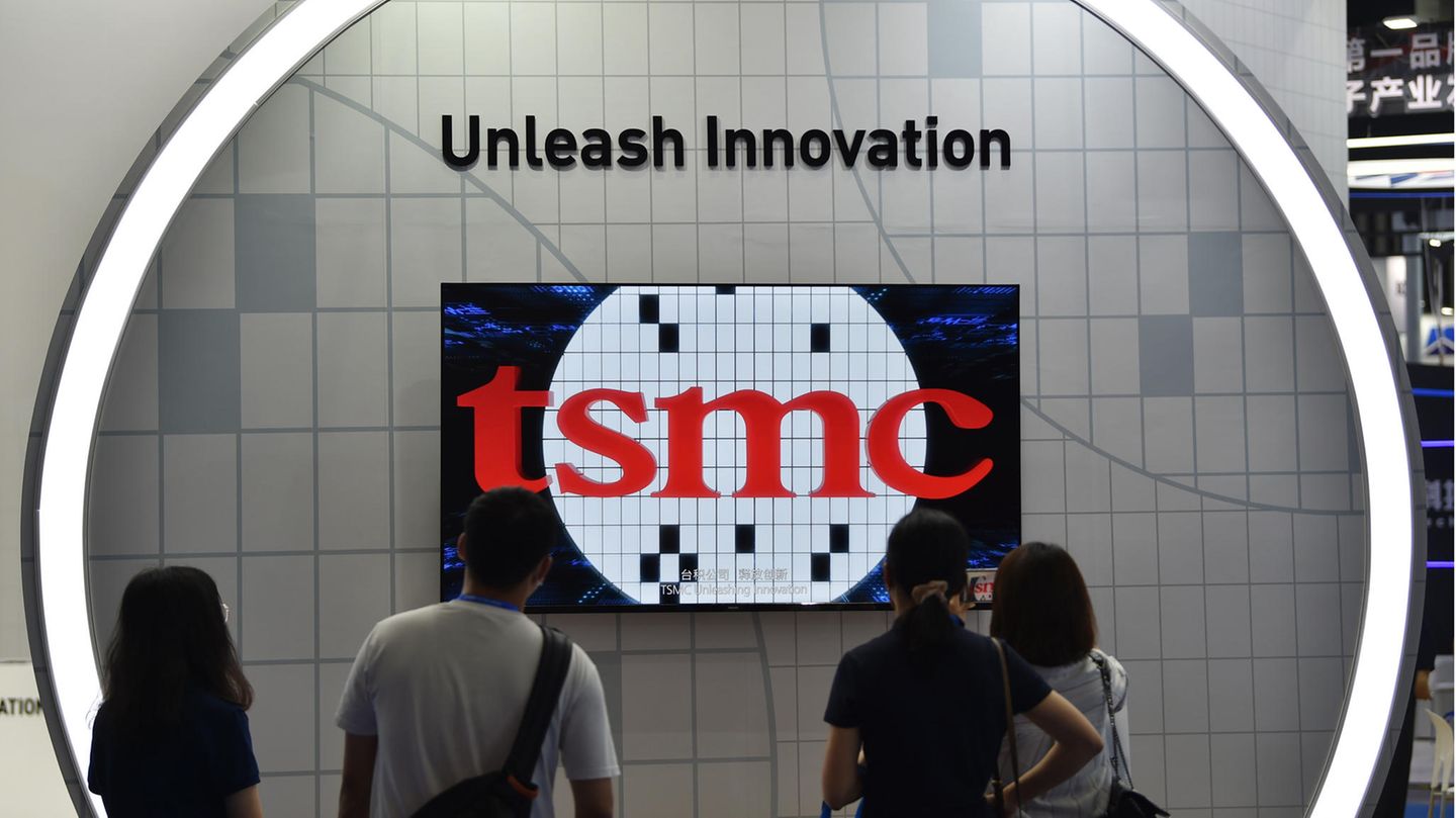 Besucher TSMC-Stand auf dem World Semiconductor Congress 2022 in Nanjing