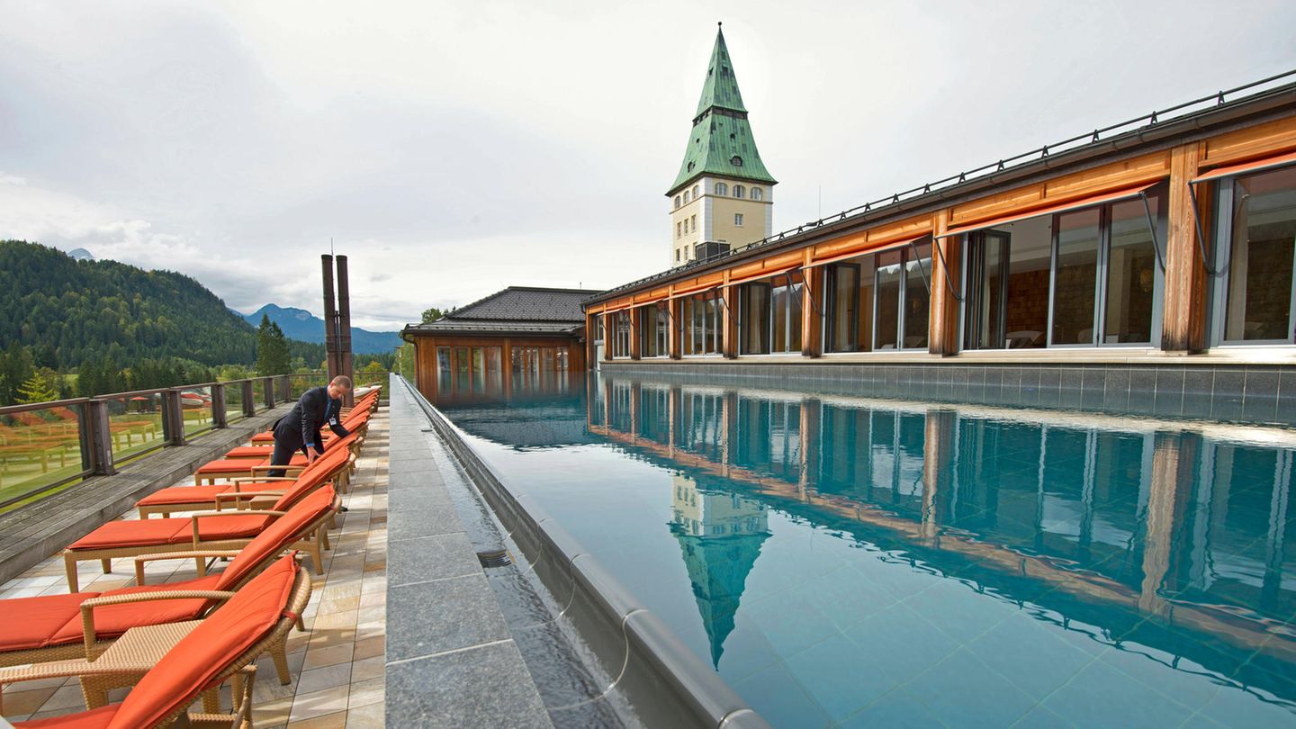 Schloss Elmau, Elmau: 20 Punkte, vier Lilien  Es folgen die beiden Häuser mit den Top-Bewertungen und mit voller Punktzahl: Das Luxusresort wurde durch die G7 Gipfel im Jahre 2015 und 2022 weltbekannt. "Es gibt nicht weniger als gleich sechs Wellnessbereiche, davon drei für Ruhesuchende und drei für Familien. Dazu gehören unter anderem fünf ganzjährig beheizte Außenpools – mit Längen zwischen 18 und 25 Meter".  Preise: Nächtigung mit Frühstück ab 340 Euro, www.relax-guide.com/schloss-elmau
