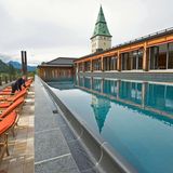 Schloss Elmau, Elmau: 20 Punkte, vier Lilien  Es folgen die beiden Häuser mit den Top-Bewertungen und mit voller Punktzahl: Das Luxusresort wurde durch die G7 Gipfel im Jahre 2015 und 2022 weltbekannt. "Es gibt nicht weniger als gleich sechs Wellnessbereiche, davon drei für Ruhesuchende und drei für Familien. Dazu gehören unter anderem fünf ganzjährig beheizte Außenpools – mit Längen zwischen 18 und 25 Meter".  Preise: Nächtigung mit Frühstück ab 340 Euro, www.relax-guide.com/schloss-elmau