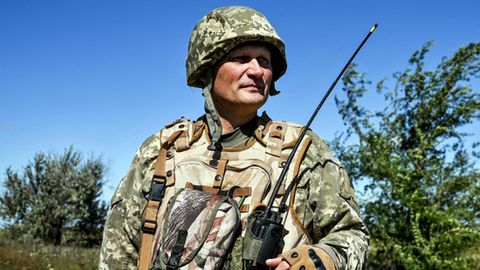Ukraine-Krieg: Ein ukrainischer Soldat hält ein Funkgerät zur Kommunikation
