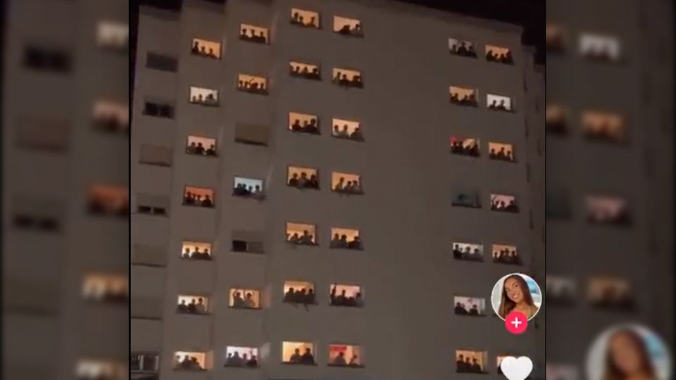Das Wohnheim in Spanien. Aus den Fenstern schrieen junge Männern Belästigungen zu Studentinnen.