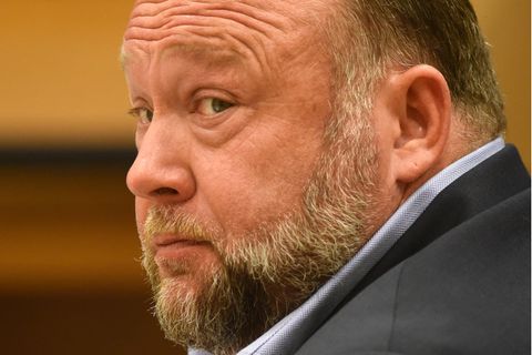 Eine Nahaufnahme zeigt das rundliche Gesicht eines weißen Mannes mit weißgrauem Vollbart