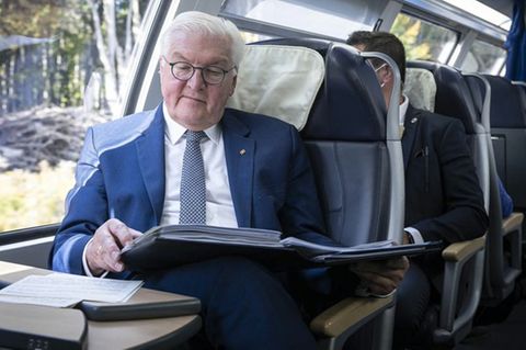 Bundespräsident Frank-Walter Steinmeier sitzt ohne Maske im Zug