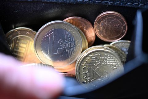 Euromünzen in einem Gelbeutel