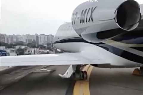 Geplatzter Reifen: Flugzeug schießt plötzlich weit über Landebahn hinaus