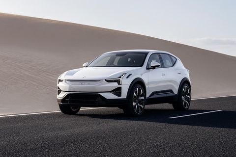 Der Polestar 3 steht auf einer Straße vor einer Düne