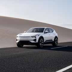 Der Polestar 3 steht auf einer Straße vor einer Düne