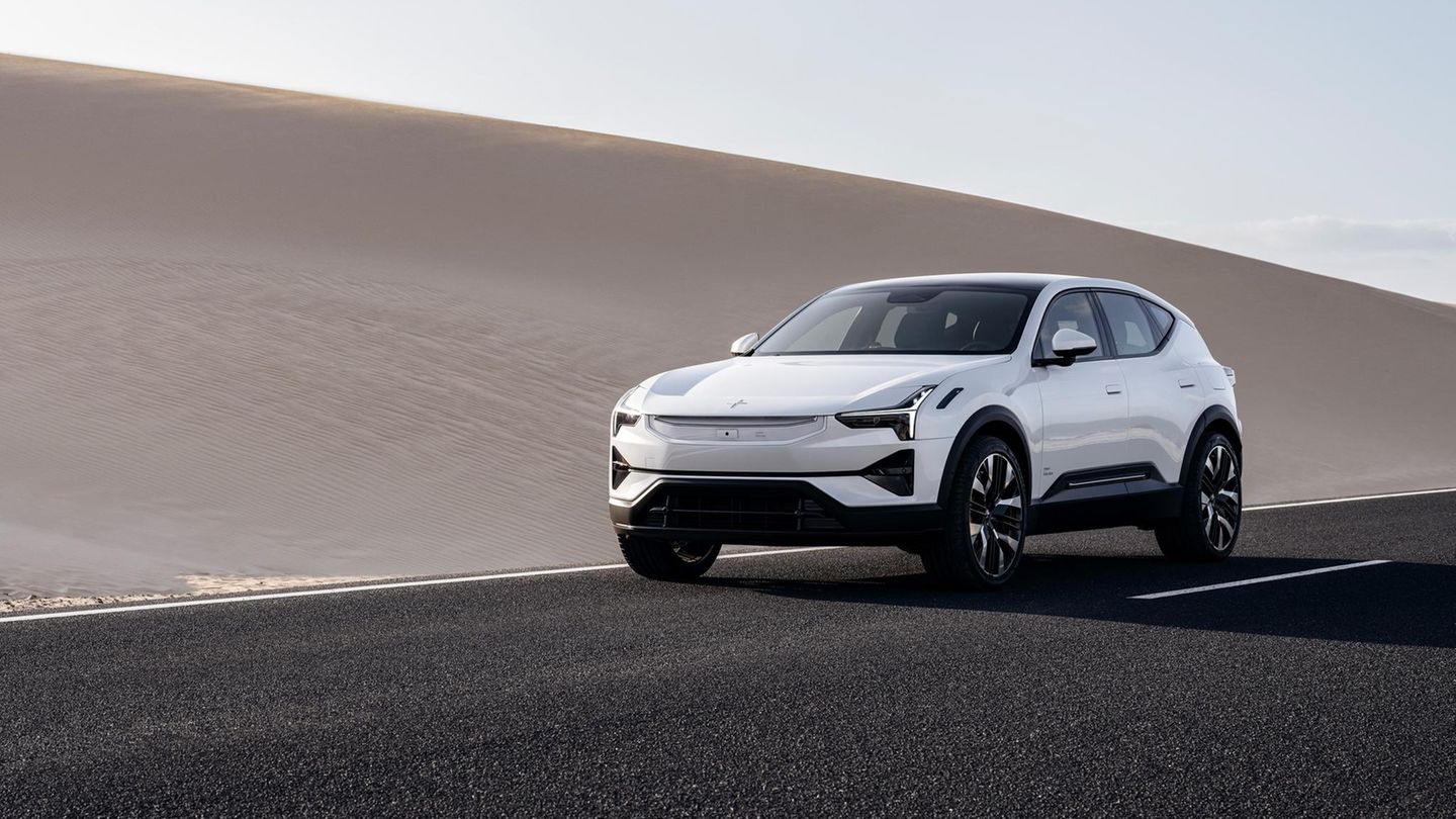 Der Polestar 3 steht auf einer Straße vor einer Düne