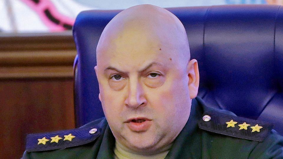 Ukraine-Krieg: Putins "General Armageddon" Sergej Surowikin soll für Russland die Wende bringen (Foto von 2017) Ukraine-Krieg: Putins "General Armageddon" Sergej Surowikin soll für Russland die Wende bringen (Foto von 2017)