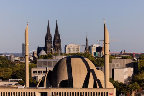 Die Ditib-Moschee in Köln vor dem Dom. Hier soll ab Freitag der Muezzin-Ruf ertönen