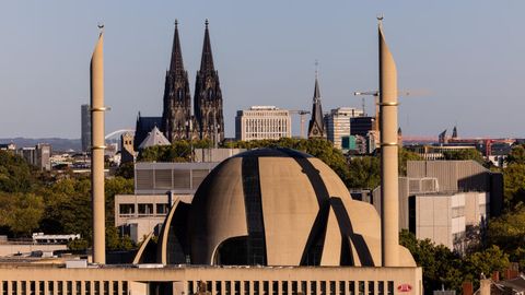 Die Ditib-Moschee in Köln vor dem Dom. Hier soll ab Freitag der Muezzin-Ruf ertönen