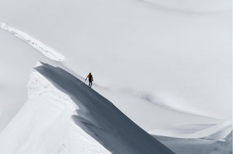 Oft allein unterwegs: Der Bergsteiger Ueli Steck mit Eispickel und Steigeisen im Firn beim Südlichen Eigerjoch in den Berner Alpen.