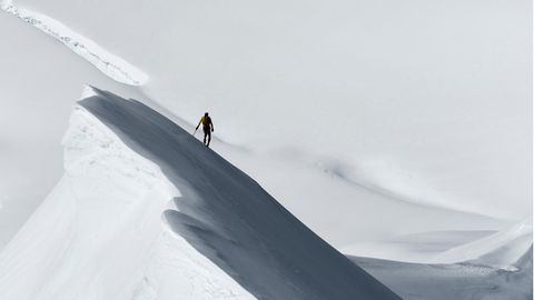 Oft allein unterwegs: Der Bergsteiger Ueli Steck mit Eispickel und Steigeisen im Firn beim Südlichen Eigerjoch in den Berner Alpen.