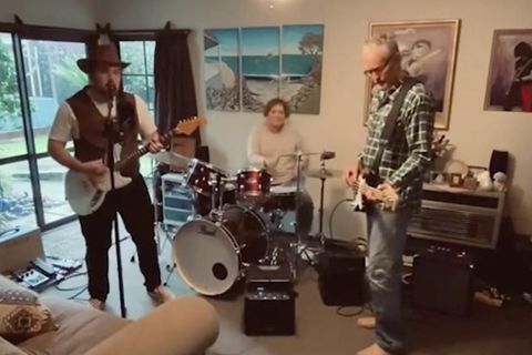 Virale Familienband: Sohn bringt Eltern Musikinstrumente bei