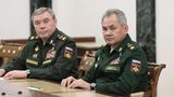 Er und Alexander Lapin stammen aus derselben Stadt und haben dieselbe Offiziersschule besucht. Auch Gerassimow (l.) ist angezählt, da es ihm als Generalstabschef obliegt, die Befehle aus dem Kreml in militärisches Handeln umzusetzen. Was ihm aber mäßig spärlich gelungen ist. Neu-Generaloberst Kadyrow wetterte jüngst: "Traurig ist nicht Lapins Mittelmäßigkeit, sondern dass ihn die Führer des Generalstabs von oben decken." Mit diesen Worten griff er Gerassimow direkt an. Ungewöhnlich war im Frühjahr die Meldung, dass der Generalstabschef bei einem Gefecht bei Isjum (inzwischen befreit), durch einen Granatsplitter am Bein verletzt worden sein soll. Das derartig hochrangige Militärs derart nah an den Kampfhandlungen sind, wird von Beobachtern als eines der vielen strukturellen Probleme des russischen Militärs bezeichnet.