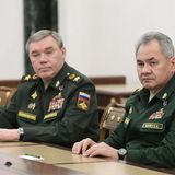 Er und Alexander Lapin stammen aus derselben Stadt und haben dieselbe Offiziersschule besucht. Auch Gerassimow (l.) ist angezählt, da es ihm als Generalstabschef obliegt, die Befehle aus dem Kreml in militärisches Handeln umzusetzen. Was ihm aber mäßig spärlich gelungen ist. Neu-Generaloberst Kadyrow wetterte jüngst: "Traurig ist nicht Lapins Mittelmäßigkeit, sondern dass ihn die Führer des Generalstabs von oben decken." Mit diesen Worten griff er Gerassimow direkt an. Ungewöhnlich war im Frühjahr die Meldung, dass der Generalstabschef bei einem Gefecht bei Isjum (inzwischen befreit), durch einen Granatsplitter am Bein verletzt worden sein soll. Das derartig hochrangige Militärs derart nah an den Kampfhandlungen sind, wird von Beobachtern als eines der vielen strukturellen Probleme des russischen Militärs bezeichnet.