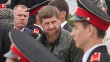 Der 46-Jährige ist für sein großspuriges Auftreten bekannt und hat sich in den vergangenen Wochen als einer der lautesten Kritiker der Ukraine-Kriegsführung hervorgetan. Kadyrow ist Präsident der Teilrepublik Tschetschenien und ist damit seinem Vater Achmat Kadyrow ins Amt gefolgt. Gewalt und Personenkult prägen seine Präsidentschaft, seine Truppen, die auch in der Ukraine im Einsatz sind, genießen einen zweifelhaften Ruf. Ihm werden zahllose Verbrechen und Vergehen zur Last gelegt: von Menschenrechtsverletzungen über Mord und Nepotismus. Nun wurde er von Wladimir Putin in den Rang eines Generaloberst, den dritthöchsten, befördert.