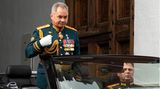 Er zählt zu einer Gruppe, die das US-Institut "Study of War" (ISW) "Offiziere und Veteranen" nennt. Sie ist eine von drei Fraktionen im Umfeld von Wladimir Putin, die den Krieg zwar befürworten, sich aber über die Art und Weise beharken. Schoigu ist als oberster Soldat für die Organisation und Mobilmachung verantwortlich. Wegen ausbleibender Erfolge in der Ukraine wird er zum Sündenbock gemacht, sein Kriegsstil gilt als altertümlich. Seine Ernennung von Sergej Surowikin zum neuen Oberkommandeur wird als Zugeständnis an die Gruppe der Hardliner verstanden. Sollte sich die Lage in den besetzten Gebieten nicht ändern, dürften Schoigus Tage, trotz seiner Nähe zu Putin, gezählt sein.