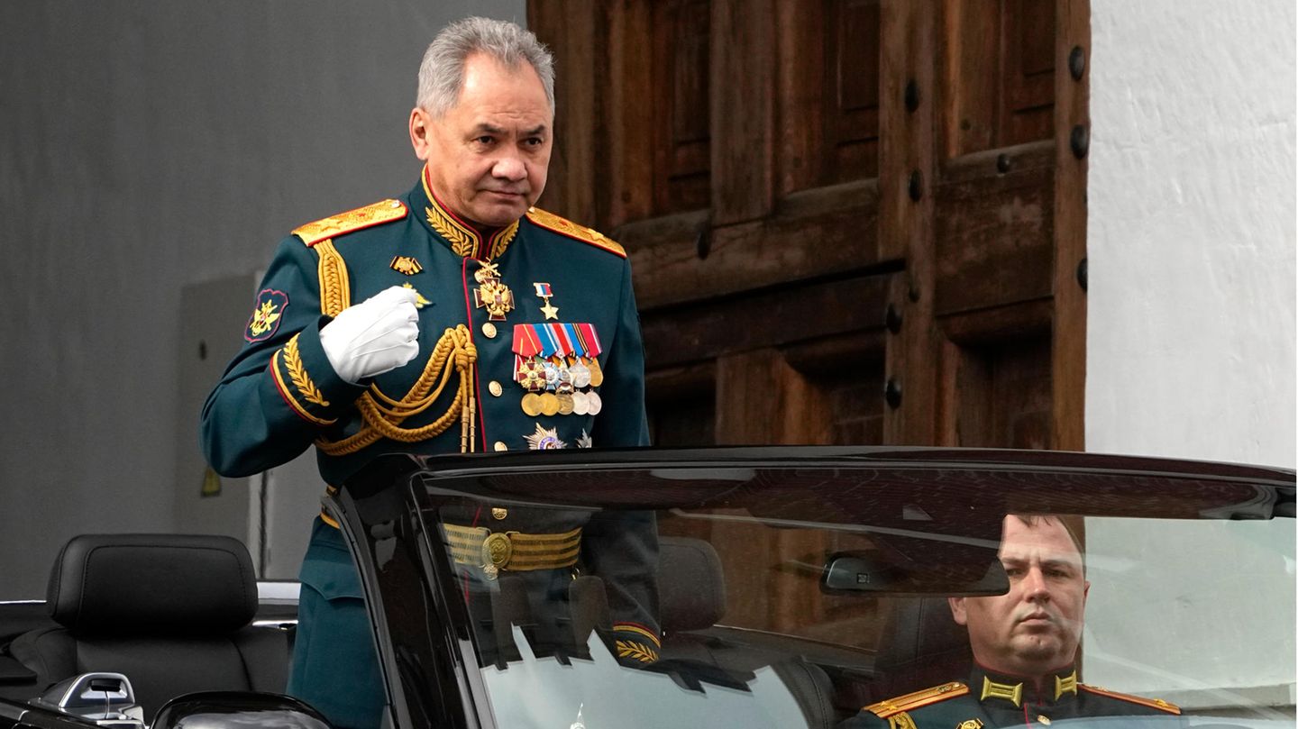 Verteidigungsminister Sergej Schoigu Er zählt zu einer Gruppe, die das US-Institut "Study of War" (ISW) "Offiziere und Veteranen" nennt. Sie ist eine von drei Fraktionen im Umfeld von Wladimir Putin, die den Krieg zwar befürworten, sich aber über die Art und Weise beharken. Schoigu ist als oberster Soldat für die Organisation und Mobilmachung verantwortlich. Wegen ausbleibender Erfolge in der Ukraine wird er zum Sündenbock gemacht, sein Kriegsstil gilt als altertümlich. Seine Ernennung von Sergej Surowikin zum neuen Oberkommandeur wird als Zugeständnis an die Gruppe der Hardliner verstanden. Sollte sich die Lage in den besetzten Gebieten nicht ändern, dürften Schoigus Tage, trotz seiner Nähe zu Putin, gezählt sein.