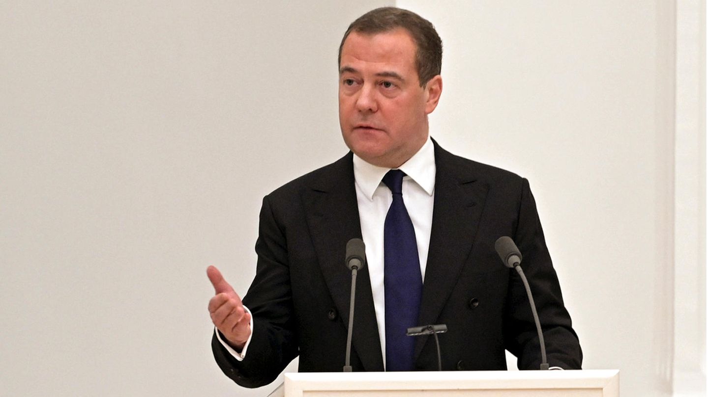 Dmitri Medwedew, Vizechef des Sicherheitsrates Als Medwedew für vier Jahre Präsident Russlands war, strahlte er so etwas wie Aufbruch und Modernität aus. Doch 2012 löste ihn sein Vorgänger Putin wieder ab. Seitdem ist der mittlerweile 57-Jährige ins zweite Glied zurückgekehrt und sondert von dort aus seine Hasstiraden Richtung Westen ab: "Stellen wir uns vor, dass Russland gezwungen ist, die furchterregendste Waffe gegen das ukrainische Regime einzusetzen, das einen groß angelegten Akt der Aggression begangen hat, der für die Existenz unseres Staates gefährlich ist", schrieb er etwa jüngst im Messengerdienst Telegram.