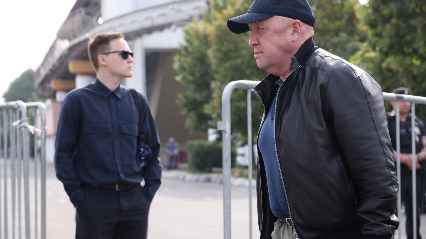 Jewgenij Prigoschin, Chef der Söldner-Gruppe "Wagner" Ebenfalls ein Hardliner, genannt "Putins Koch". Den Spitznamen hat er wegen seiner Gastrounternehmen erhalten, er betreibt Berichten zufolge ein Restaurant im Parlamentsgebäude in Moskau, soll 2003 Putins Geburtstag ausgerichtet haben. Der 61-Jährige scheint in viele dubiosen Aktivitäten verwickelt zu sein, unter anderen in Troll-Fabriken, die das Internet mit Verschwörungserzählungen fluten. 2014 gründete Prigoschin die Privatarmee "Wagner". Berüchtigt sind die Soldaten für ihre Einsätze in Syrien, Libyen und Mali, wo sie systematisch foltern und Menschen hinrichten. Offiziell agiert die kampfstarke Truppe autark, tatsächlich aber arbeiten sie "im Sinne Russlands", wie Putin einmal über die "patriotischen Streitkräfte" sagte. Prigoschin fordert ebenfalls ein härteres Vorgehen in der Ukraine. Aufsehen erregte er zuletzt, als er russische Häftlinge aus den Gefängnissen für das Schlachtfeld rekrutierte. Einige Experten glauben, dass Prigoschin zu den wenigen Menschen gehört, die sowohl den Ehrgeiz als auch die nötige Machtbasis haben, um Wladimir Putin an der Spitze Russlands zu folgen.