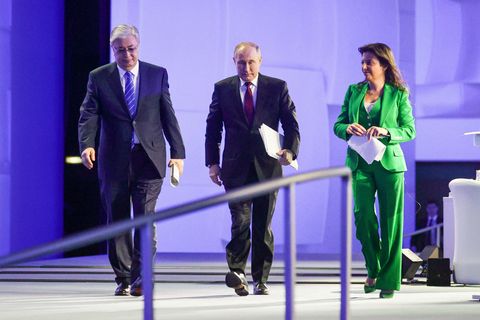 Seit fast 20 Jahren arbeitet sie für die Staatspropaganda, kaum jemand trommelt beherzter für die Invasion in der Ukraine als die 42-jährige. Auf die Entscheidung des Kreml im Allgemeinen und Wladimir Putins im Speziellen lässt sie nichts kommen. Als Dauergast im Fernsehen staucht sie schon mal die anderen Gäste zusammen, wenn die Bedenken äußern und sie ruft offen nach Zensur. Den russischen Auslandssender RT leitet sie bereits seit 2005, zusammen dem Ableger "Sputnik". Über die Kanäle verbreitet sie die Sicht Russlands auf die Welt, die vor allem aus Desinformation und Verschwörungstheorien besteht. Im Westen wurde sie, die "zentrale Figur der staatlichen Propaganda" schnell nach Kriegsbeginn mit Sanktionen belegt."