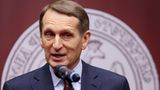 Je unerfolgreicher die Ukraine-Invasion verläuft, desto lauter wird das Gerede vom "Krieg gegen den kollektiven Westen, der Russland zerstören" wolle. Putin benutzt diese Worte, aber Naryschkin fällt schon lange mit solchen Erzählungen und anderen, kruden Verschwörungstheorien auf. So behauptet er etwa, dass der Kremlkritiker Alexej Nawalnys vom Westen vergiftet worden sei. Naryschkin steht auch hinter dem Geschichtsbild, nachdem die Ukraine ein "untrennbarer Teil" Russlands sei und damit eine Existenzberechtigung habe. Internationale Schlagzeilen machte der 67-Jährige zuletzt, als er vor laufenden Kameras von Kremlchef Putin wie ein Schuljunge gemaßregelt wurde.