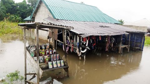 Ein überflutetes Haus im Süden von Nigeria