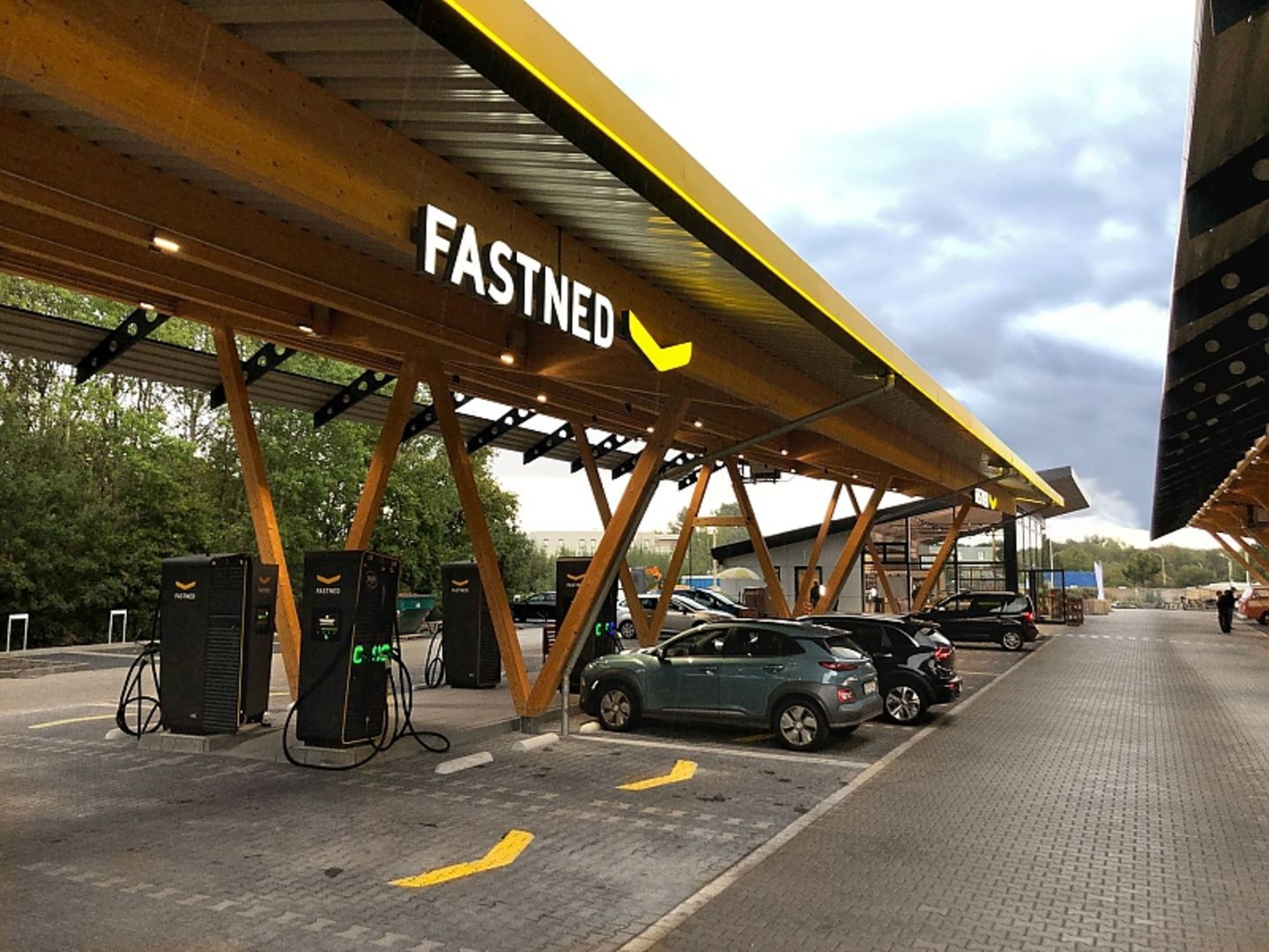 Am Kreuz Hilden befindet sich bereits eine große Fastned-Ladestation