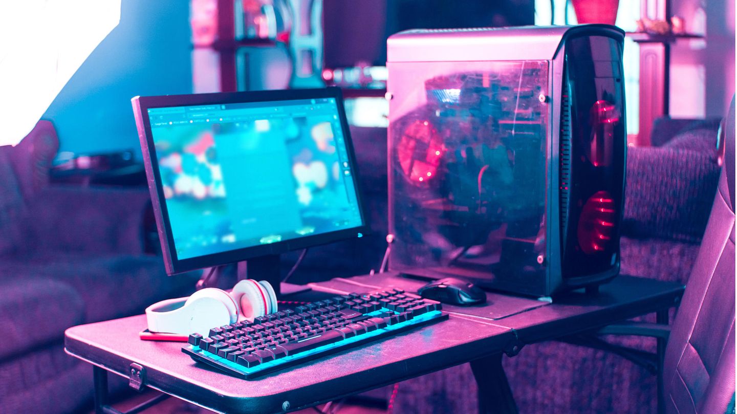 Ein Gaming-PC bis 600 Euro steht auf einem Schreibtisch.