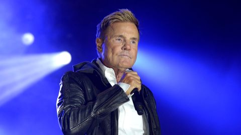Dieter Bohlen hält ein Mikrofon in der Hand