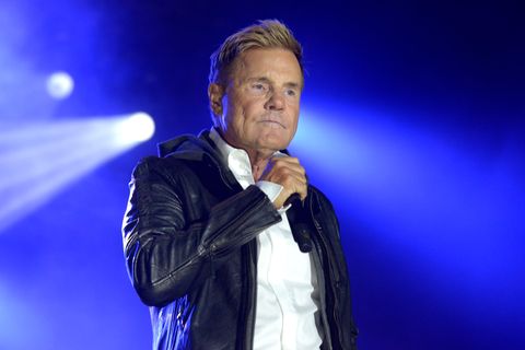 Dieter Bohlen hält ein Mikrofon in der Hand