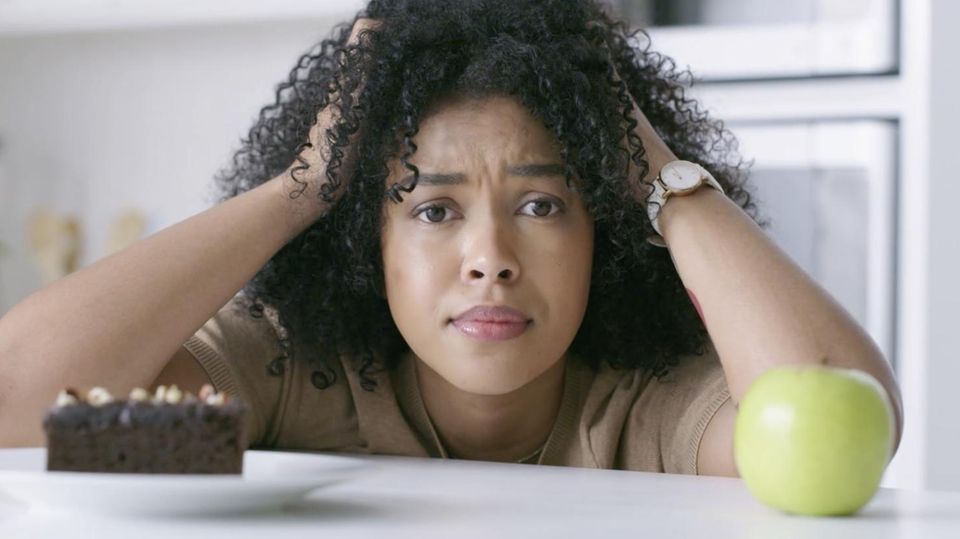 Tipp gegen Heißhunger: Wie Sie bei Stress automatisch zu gesundem Essen greifen Tipp gegen Heißhunger: Wie Sie bei Stress automatisch zu gesundem Essen greifen